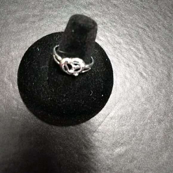 Silver plated heart themed ring size 8 - Picture 3 of 4